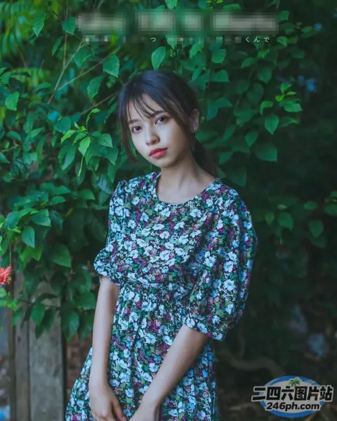 一个女人站在灌木丛前的特写
