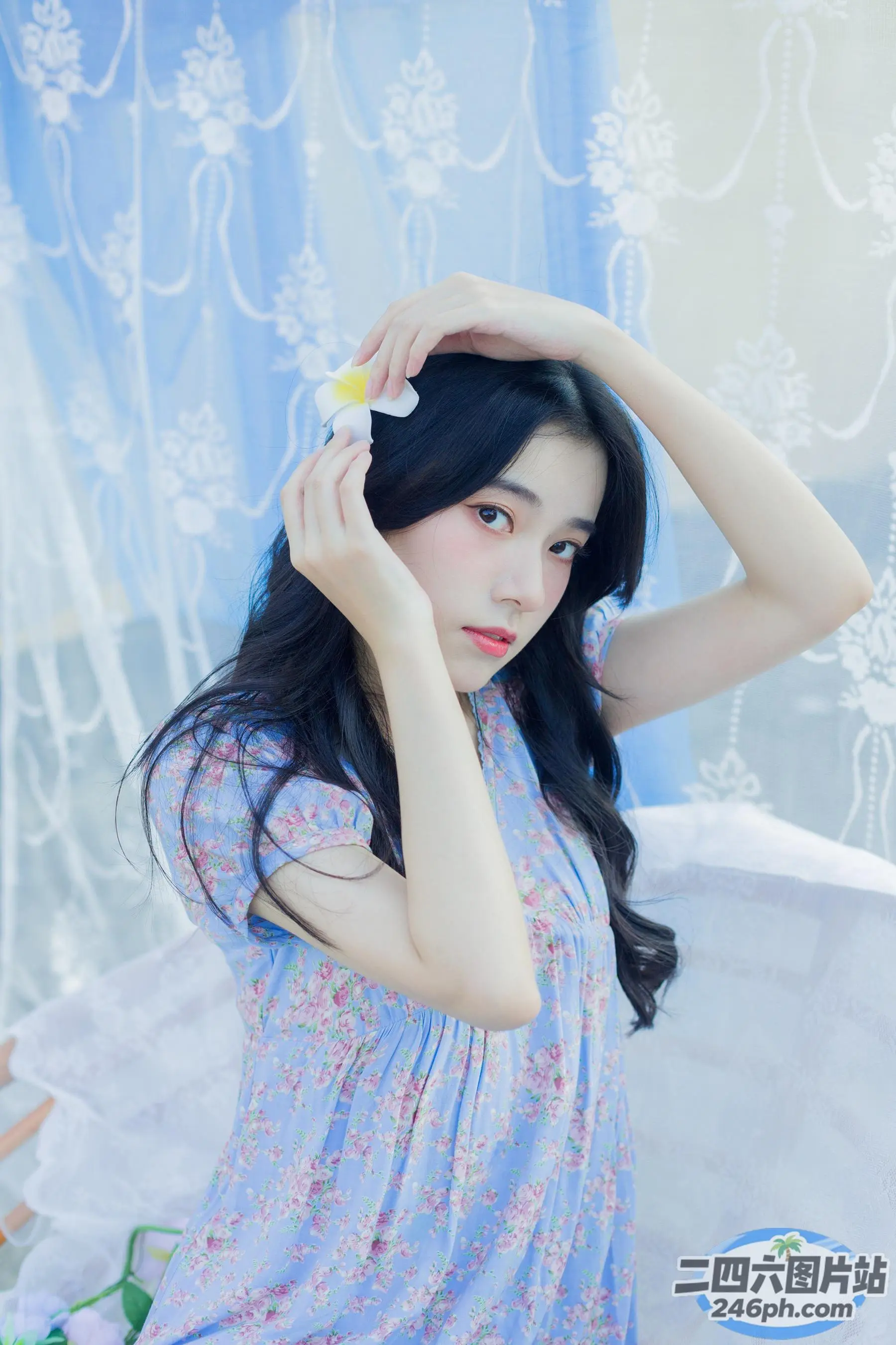 有个女人正在用梳子梳头