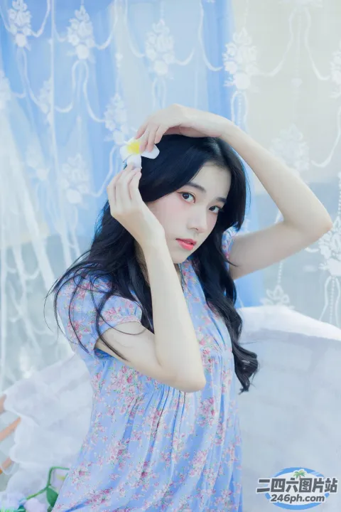 有个女人正在用梳子梳头