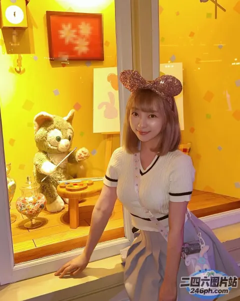 窗前站着一个女人，手里拿着一只泰迪熊