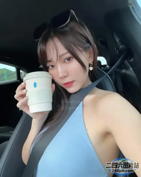 一个穿着蓝色上衣的女人，手里拿着一杯咖啡