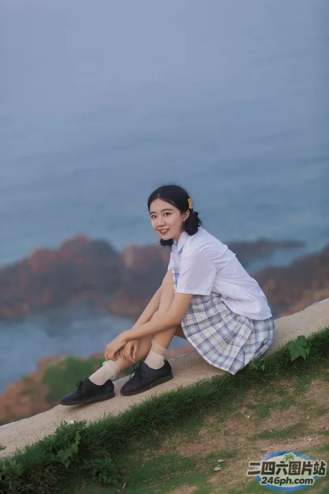 有一个女人穿着鞋子坐在窗台上