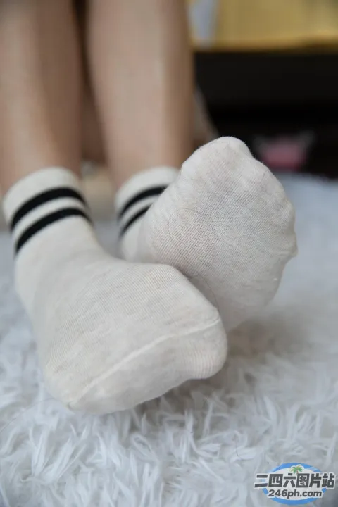 有人穿着白色袜子，上面有黑色条纹