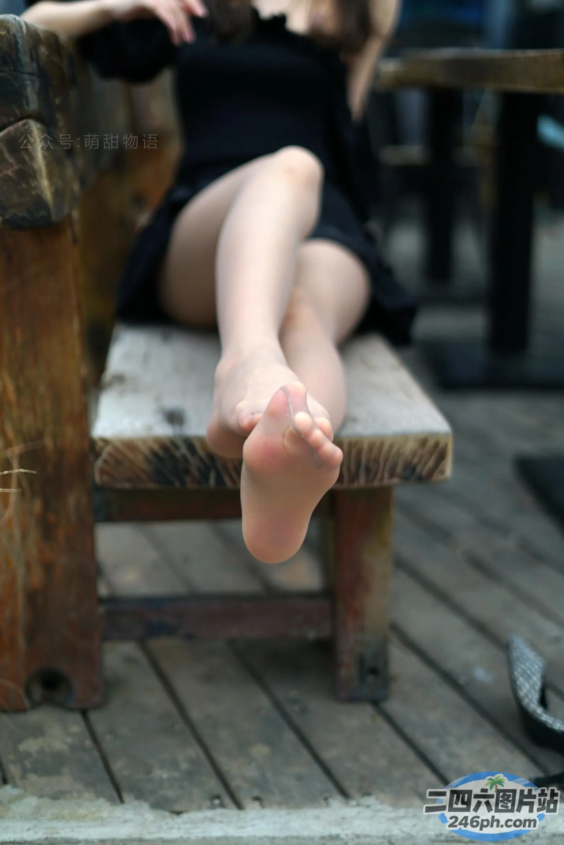 有个女人坐在长凳上，双脚抬起