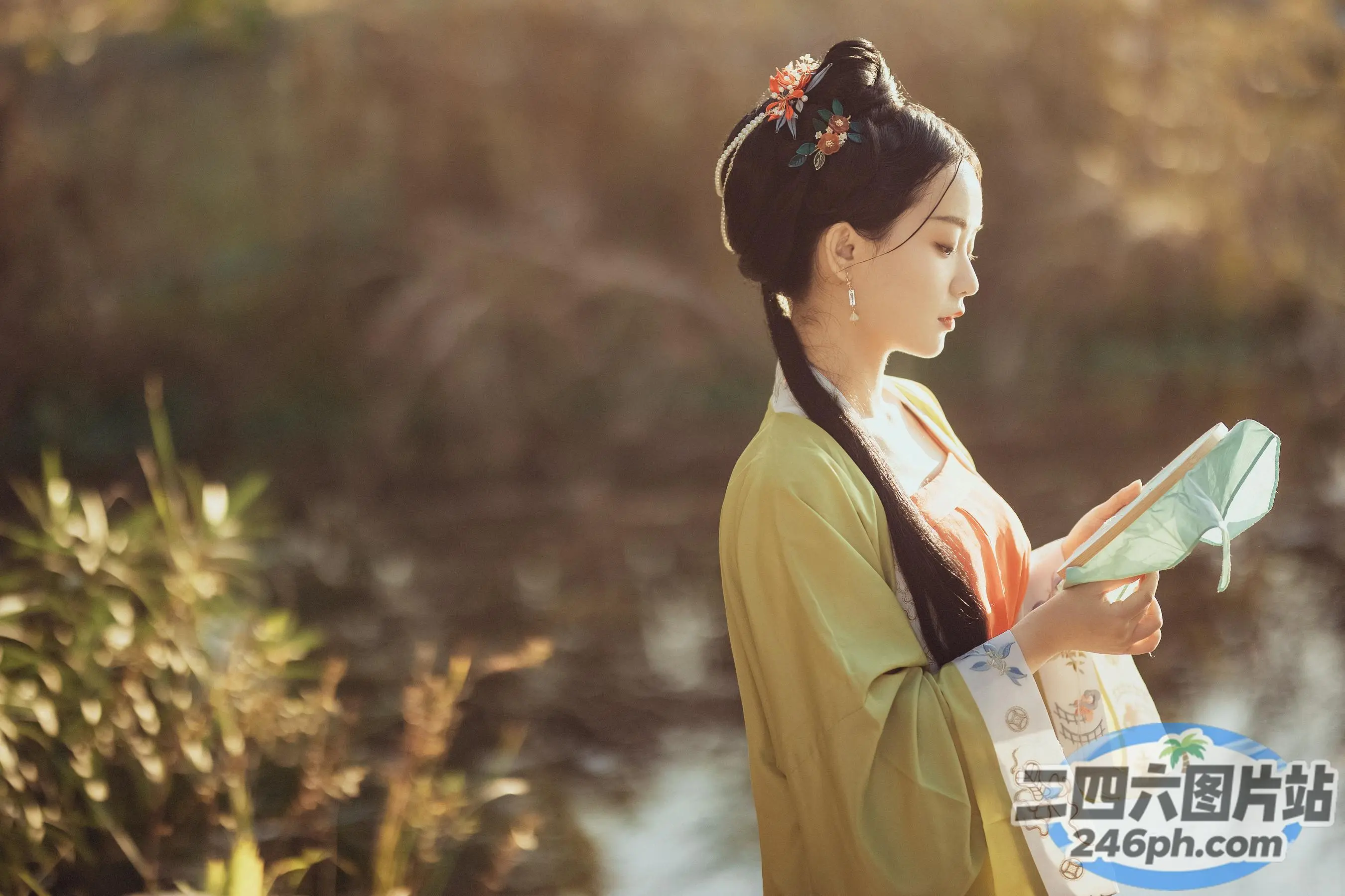 身着传统服饰的 Araffe 女子在河边读书