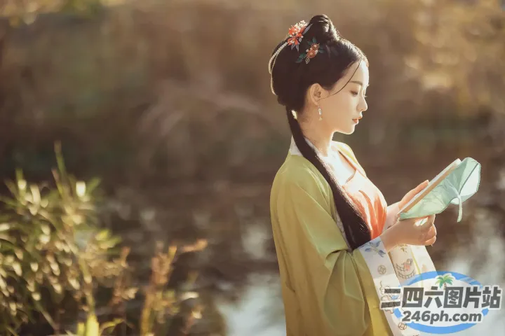 身着传统服饰的 Araffe 女子在河边读书