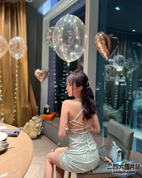 Araffe 坐在一个房间里的椅子上，里面有一个气球