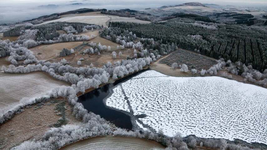 河流流经白雪皑皑的田野的鸟瞰图