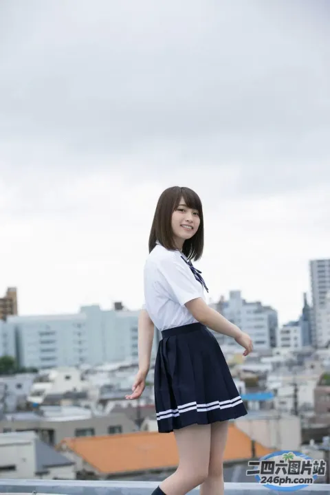 身穿水手服的 arafed 亚洲女子在屋顶上摆姿势