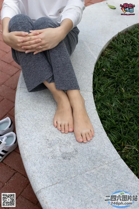 有个女人坐在长凳上，双叉