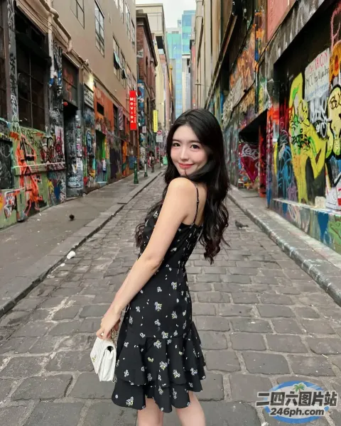 站在街上的黑裙 araffe 女子