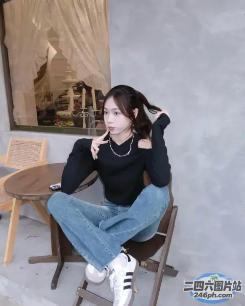 有个女人坐在椅子上，戴着项链
