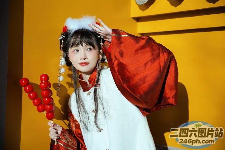 有一个穿着红白相间的连衣裙的女人，手里拿着一堆西红柿