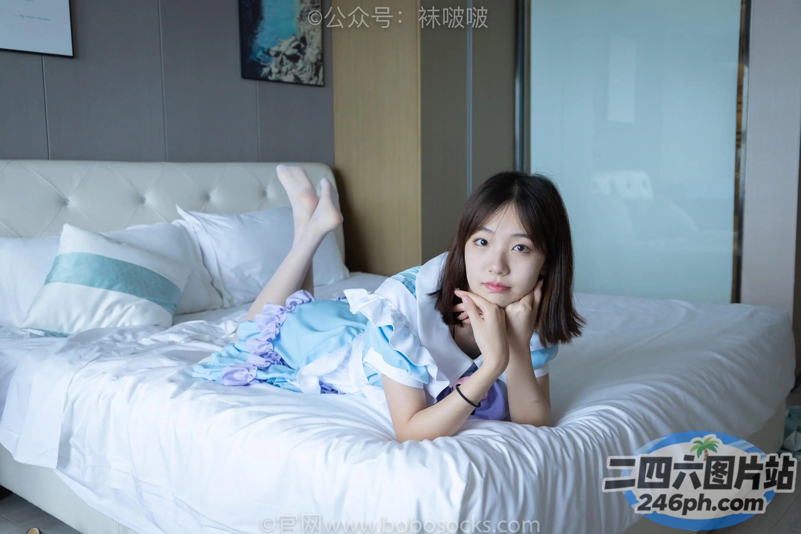 有个女人躺在床上，床上铺着白色的床单