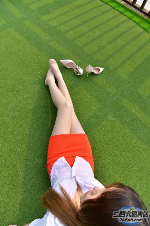 Araffe 女子躺在草地上，鞋子地上