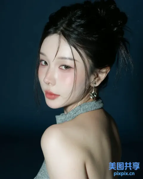 灰色上衣和黑色背景的 arafed 女人