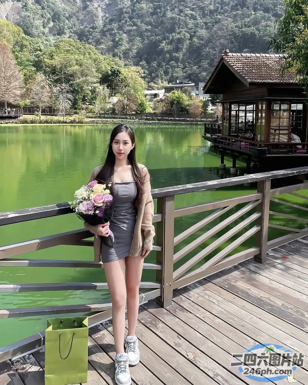桥上站着一个女人，手里拿着一束鲜花