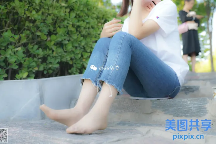 台阶上坐着一个女人在打电话