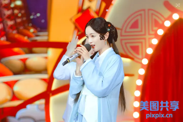 身穿白色连衣裙的阿拉夫女人对着麦克风唱歌