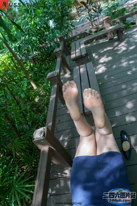 有一个人躺在长凳上