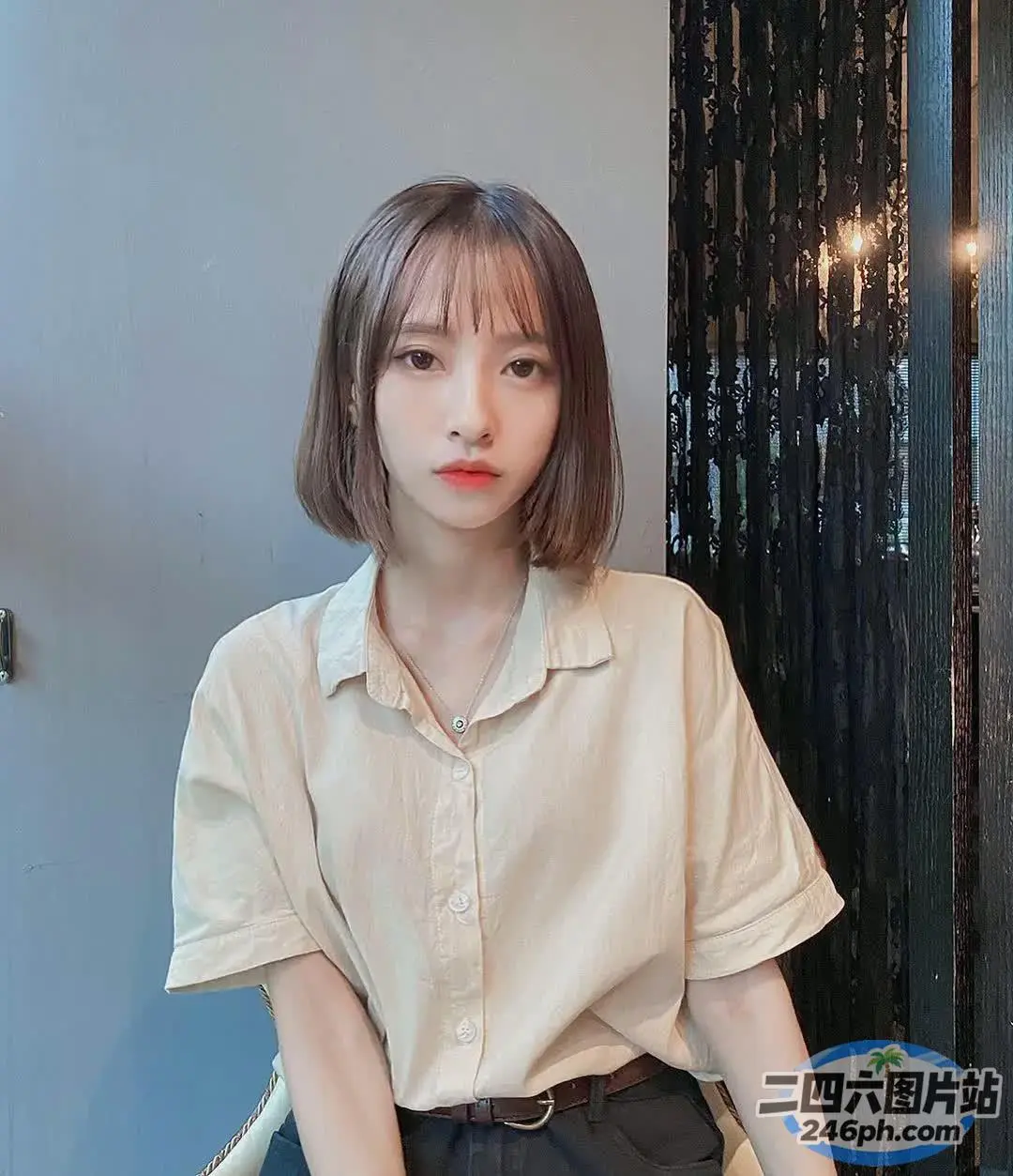 穿着白衬衫坐在椅子上的 arafed 女人