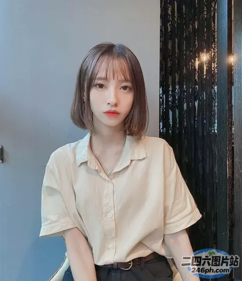 穿着白衬衫坐在椅子上的 arafed 女人