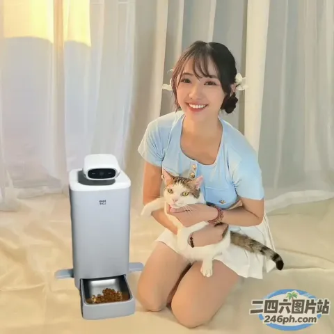 坐在猫粮分配器旁边的床上抱着一只猫的女人
