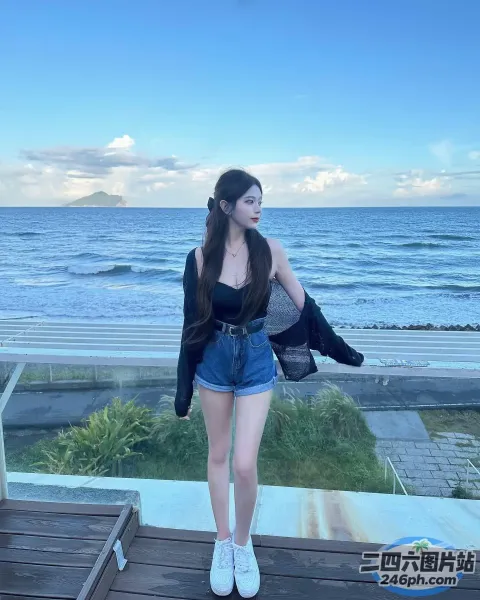 海边的甲板上站着一个女人