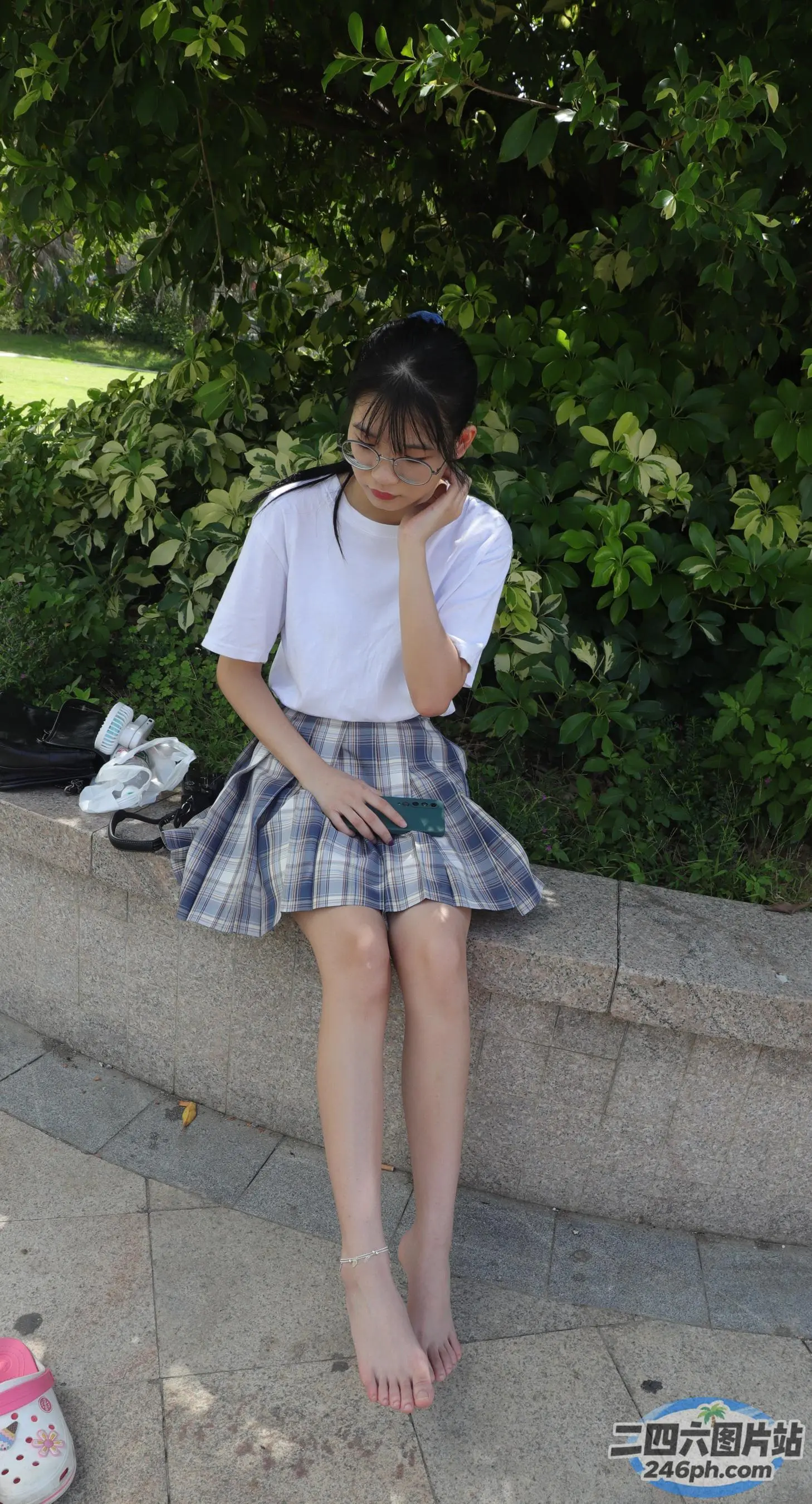 有个女人坐在墙上打电话