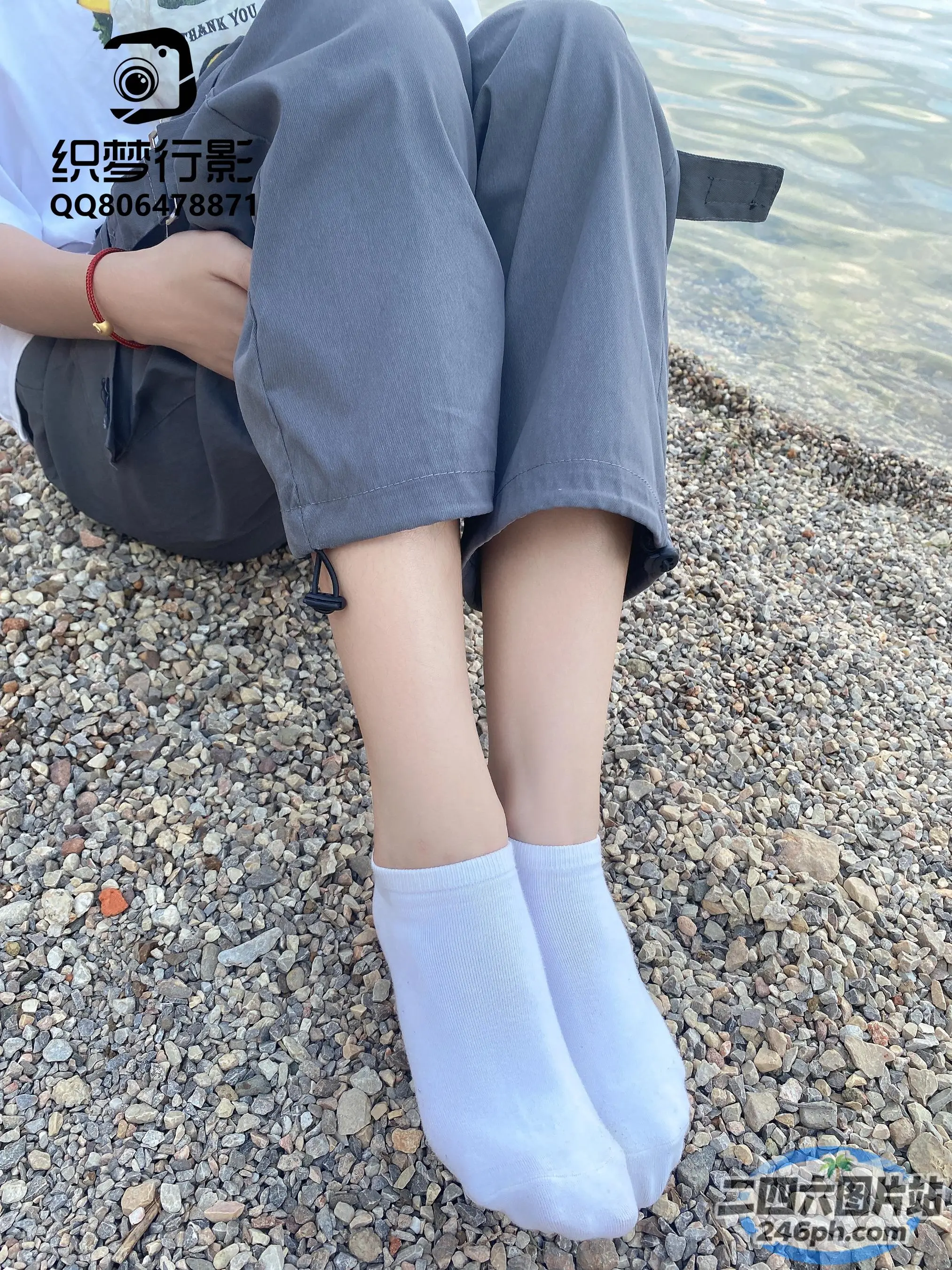 一个人穿着一双袜子坐在海滩上的特写