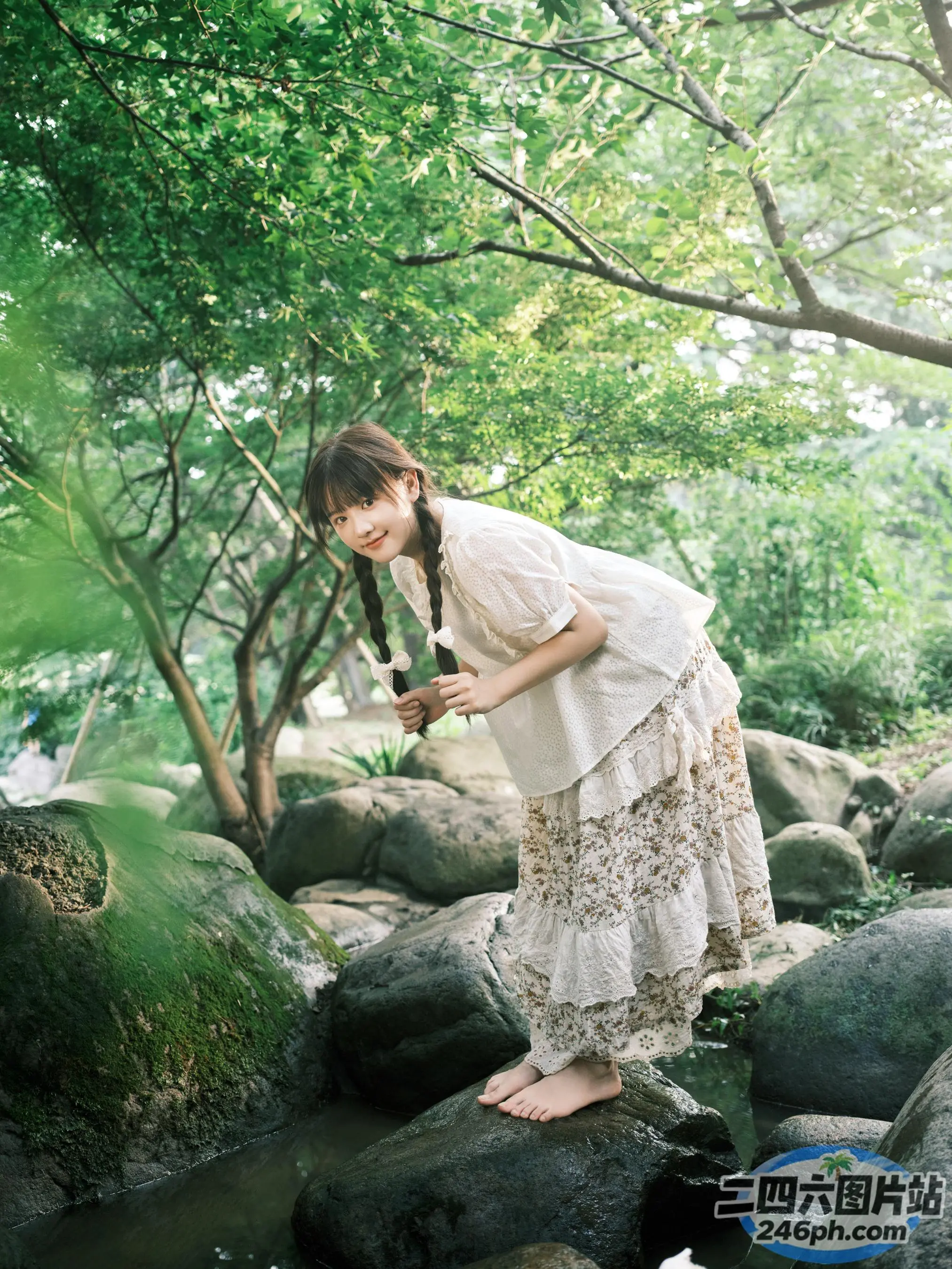 歌词大意： There is a woman standing on rock in a stream