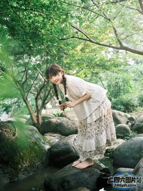 歌词大意： There is a woman standing on rock in a stream
