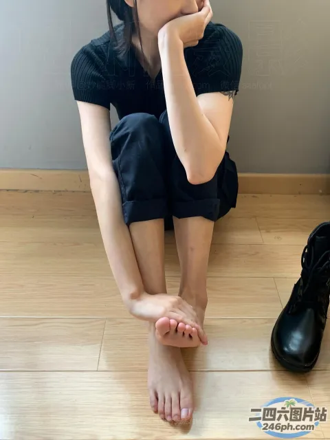 阿拉夫德女人坐在地板上，双叉
