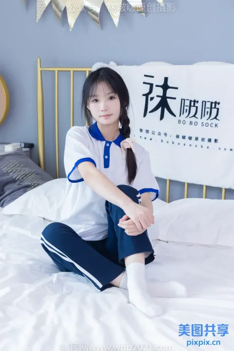 坐在卧室床上的亚洲女性