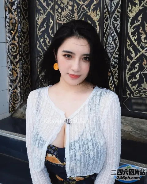 有个女人在墙前摆姿势拍照