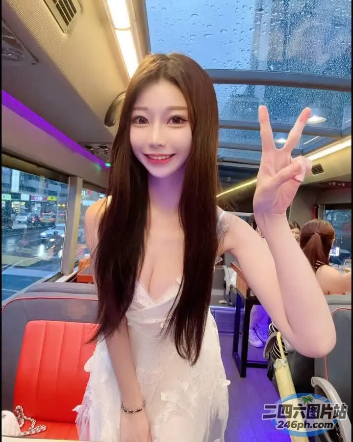 公共汽车上一名身穿白色连衣裙的女子特写