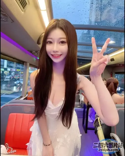 公共汽车上一名身穿白色连衣裙的女子特写