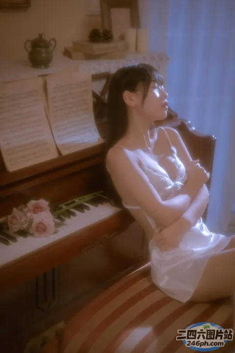 有个女人坐在长凳上吹笛子