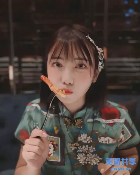 有个女人用叉子吃一块食物