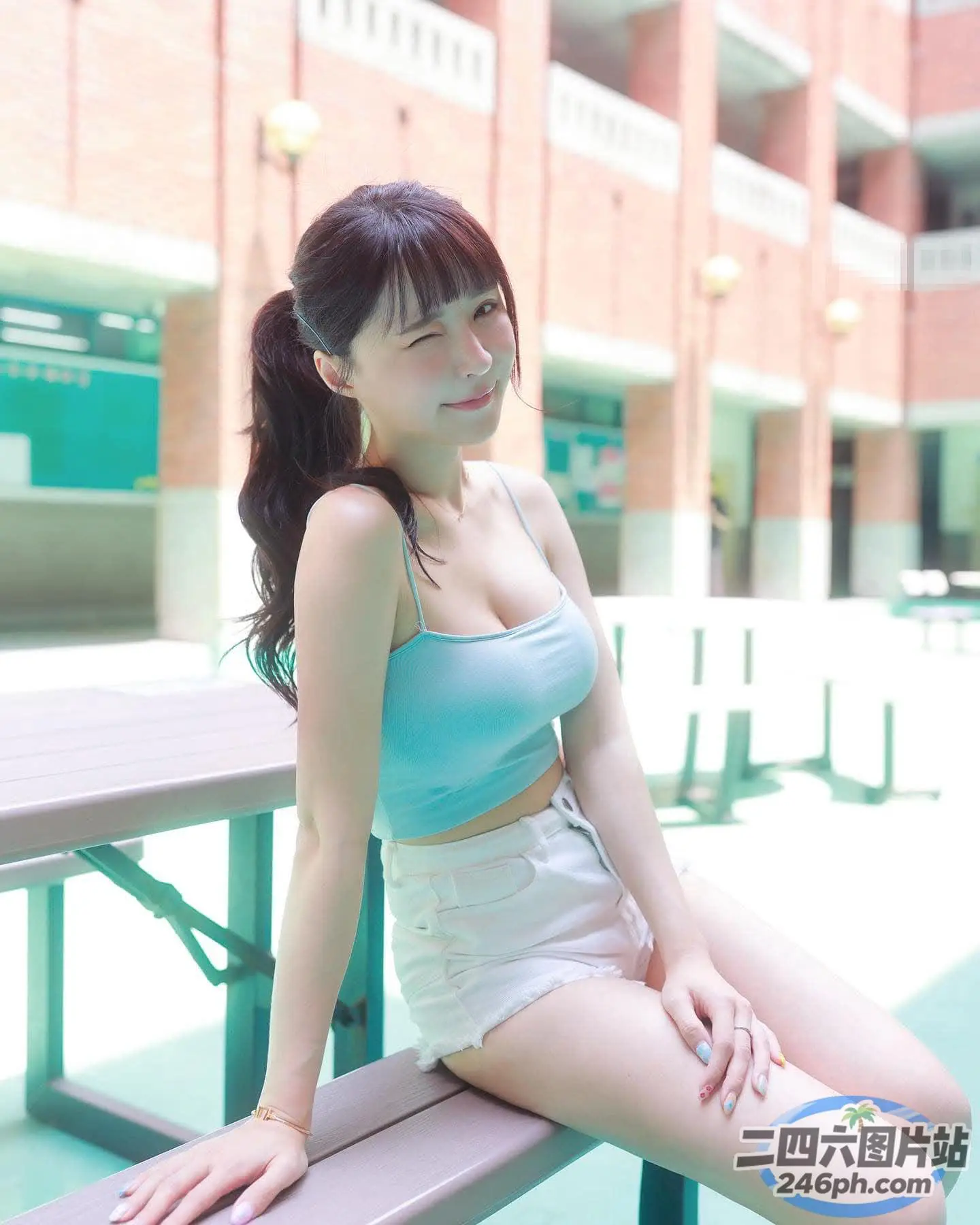 穿着蓝色上衣坐在长凳上的 arafed 亚洲妇女