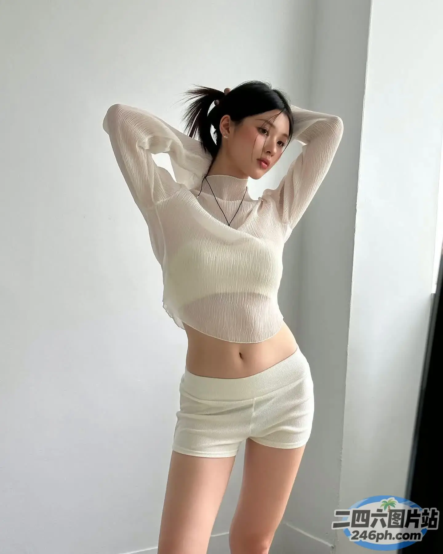 身穿白衬衫和短裤的 araffe 女子合影留念
