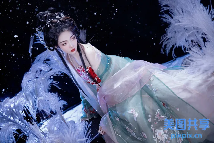 身穿蓝色连衣裙，饰有白色羽毛的 araffe 女子