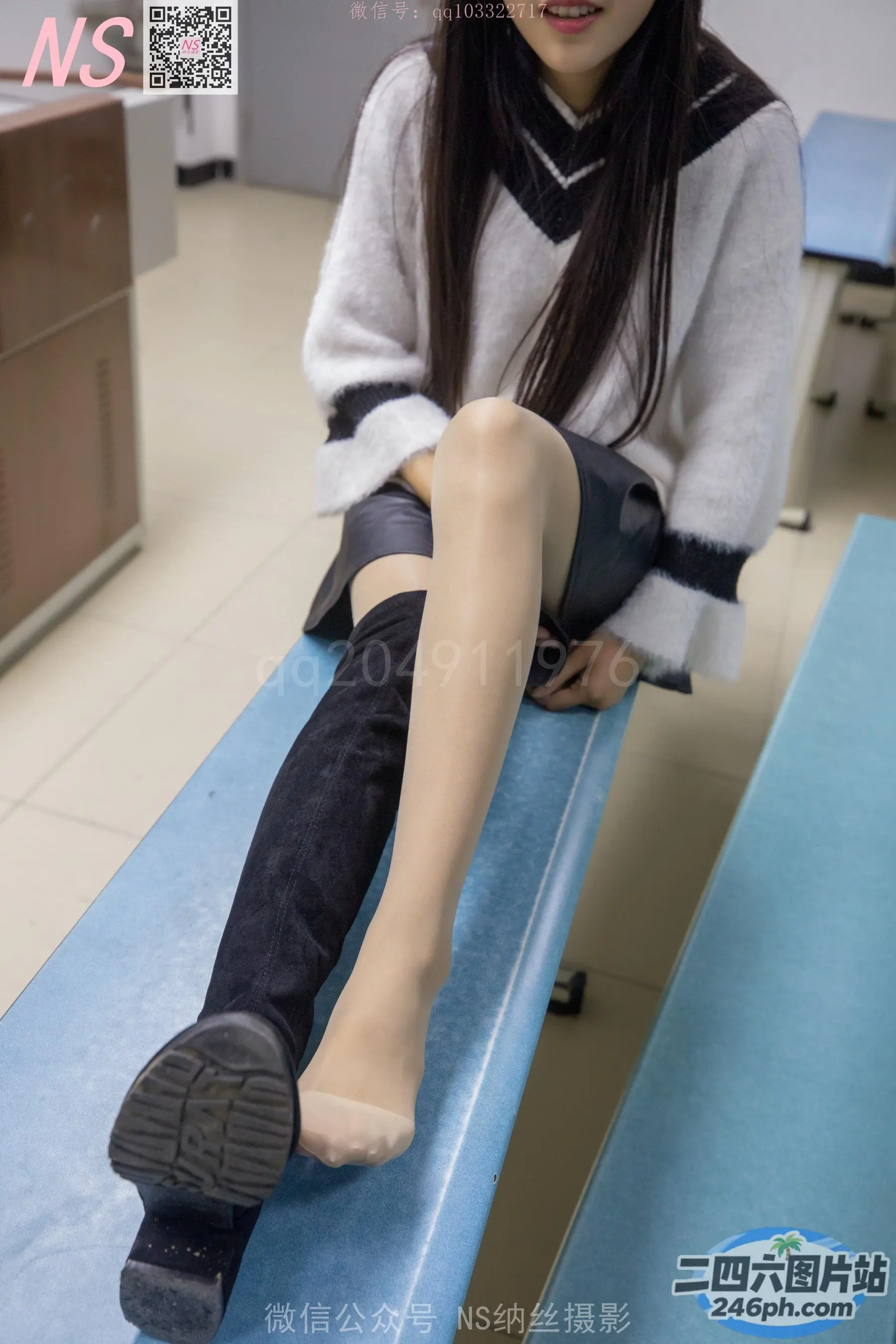 阿拉夫德女人坐在桌子上，有一条假腿