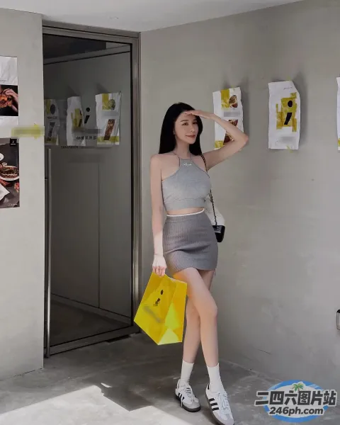 房间里站着一个女人，手里拿着一个黄色的袋子