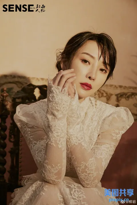 坐在沙发上的身穿白色连衣裙的阿拉夫女人