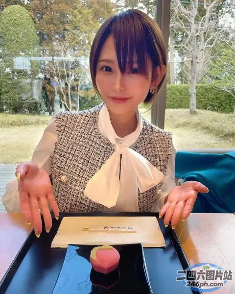 有个女人坐在一张桌子旁，桌上放着一盘食物