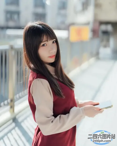 人行道上站着一个女人，手里拿着手机