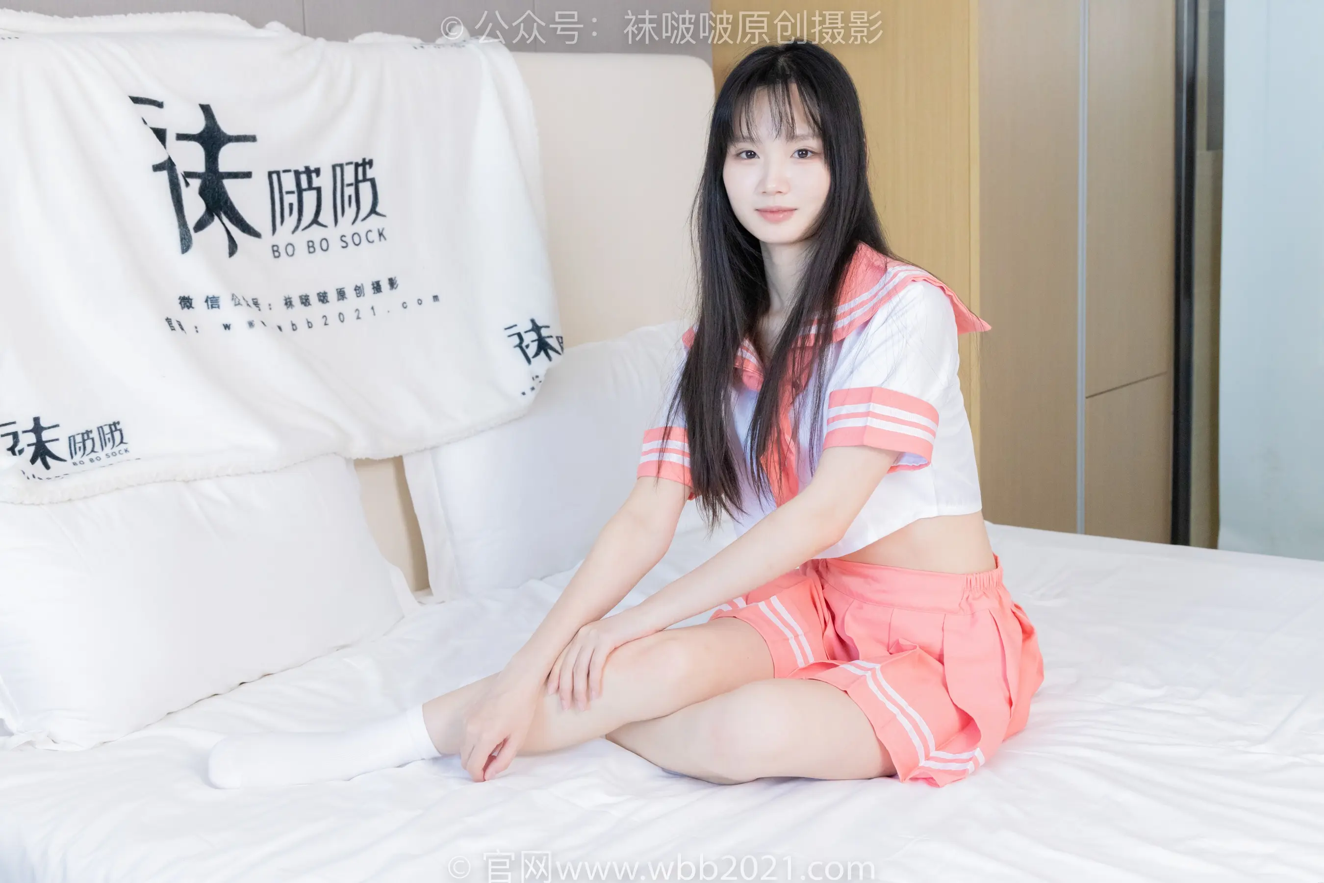 arafed 亚洲妇女坐在床上，床上铺着白色床单