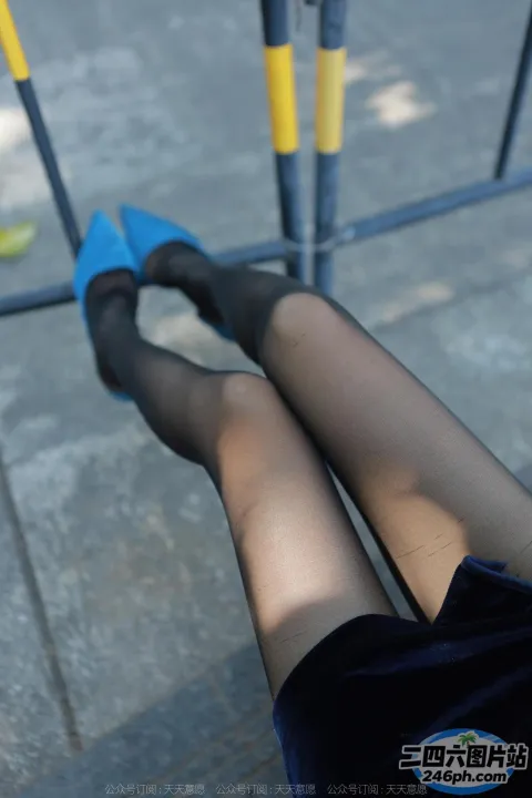 有个女人坐在长凳上，双腿抬起