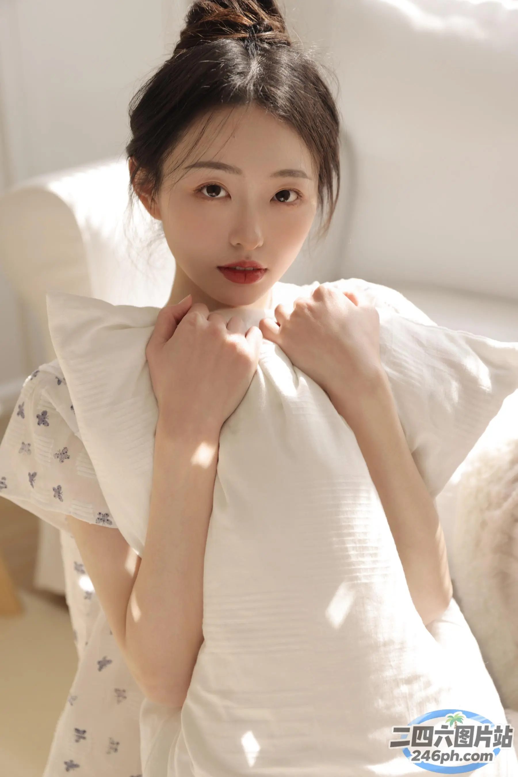 有个女人躺在床上